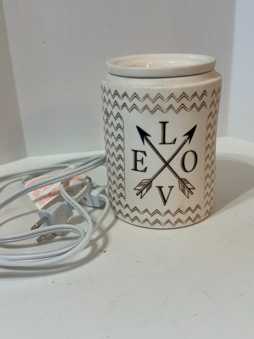 Scentsy White Ceramic Warmer with Black LOVE Arrow and Gold Chevron Accents